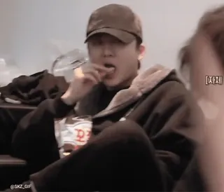 😕 7e8d2c1c 자제 人, 男人, 吃, 零食, 韩国 telegram sticker