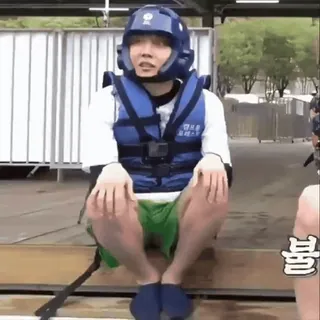 ☁️ 59d97d64 불 человек, сидящий, спасательный жилет, шлем, корейский telegram sticker