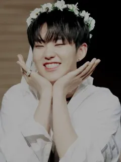 🎌 83c0e14f человек, мужчина, венок из цветов, улыбается, портрет telegram sticker