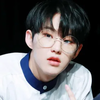 😎 e8d26c8a ผู้ชาย, แว่นตา, ภาพเหมือน, คน, เกาหลี, ไอดอล telegram sticker