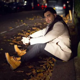 🖤 0dde82bb pria, duduk, luar ruangan, musim gugur, jaket, potret telegram sticker