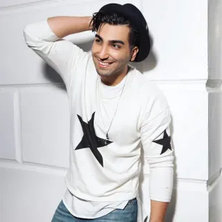 🌀 117d32f2 pria, senyum, kasual, topi, bintang, sweter, jeans telegram sticker