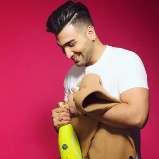 🌀 11fb69ee pria, potret, tersenyum, sampanye, perayaan, pakaian formal, latar belakang merah muda telegram sticker