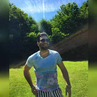 🖤 6e0ac3e2 orang, pria, luar ruangan, cerah, rumput, pohon, langit telegram sticker