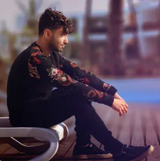 🌀 84346c53 pria, duduk, kaos hitam, potret, orang telegram sticker