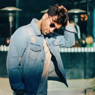 🖤 9c15ed50 pria, jaket denim, kacamata hitam, pakaian kasual, potret, mode telegram sticker