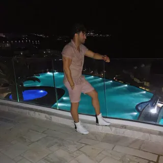 🖤 a7530aa7 pria, kolam renang, malam, celana pendek, merah muda telegram sticker