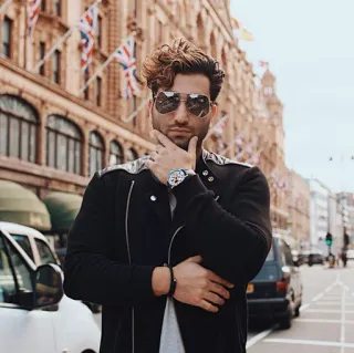 🖤 ae2012e4 pria, mode, gaya, urban, potret, kota, london, kacamata hitam telegram sticker