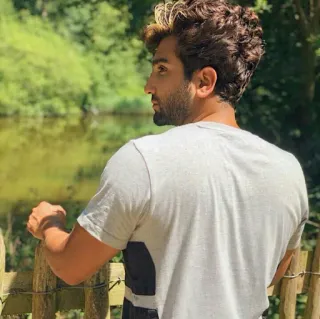 🌀 ce4eaeac pria, luar ruangan, alam, taman, orang, musim panas, perjalanan telegram sticker