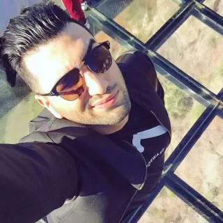 🌀 d9b633d5 pria, kacamata hitam, selfie, lantai kaca, potret, luar ruangan telegram sticker