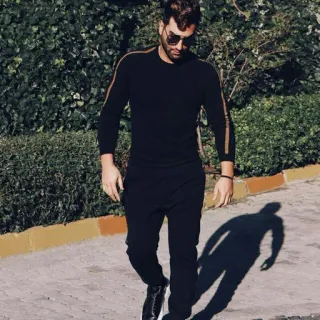 🖤 fe155860 pria, pakaian kasual, kacamata hitam, bayangan, berjalan telegram sticker