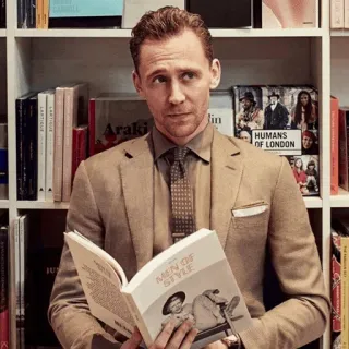 🌐 62ff47b6 MEN OF STYLE Tom Hiddleston, actor, hombre, libro, leyendo, estilo telegram sticker
