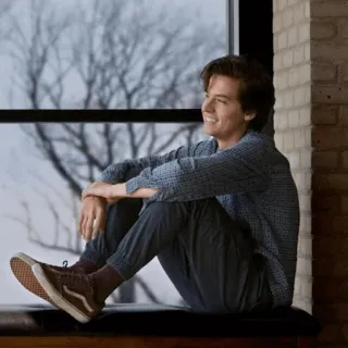 🔱 be801e01 hombre, sentado, ventana, sonriendo, casual, persona telegram sticker