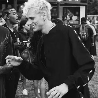 🔱 de952850 Machine Gun Kelly músico, celebridad, cantante, pelo rubio, sonriendo, persona, artista telegram sticker