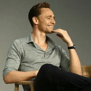 🌐 e4085641 Tom Hiddleston actor, hombre, celebridad, retrato, sonrisa telegram sticker