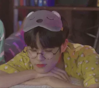 🎐 ac218d13 사람, 수면 안대, 안경, 잠옷, 실내, 휴식 telegram sticker