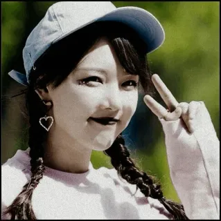 ⛲️ 46f79156 คน, ผู้หญิง, หมวก, สัญลักษณ์สันติภาพ, ผู้หญิง, ภาพเหมือน, รอยยิ้ม telegram sticker