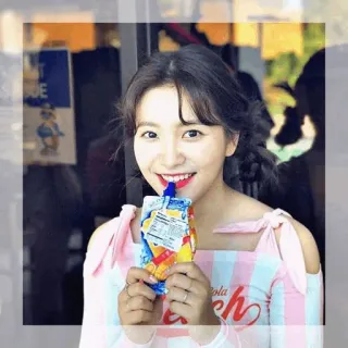 🏹 14e9d6c6 Cola donna, succo, sorridente, ritratto, bevanda, cibo, all'aperto telegram sticker