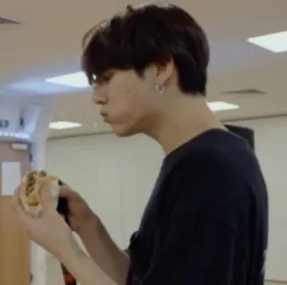 🌽 cc5ab051 persona, comiendo, comida, sándwich, snack, casual telegram sticker