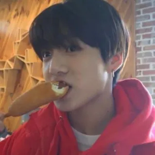 💕 d0ee899d Jungkook Jungkook, BTS, Comiendo, Comida, Corn Dog, Comida Callejera Coreana, Sudadera Roja telegram sticker