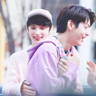 💚 3e58abfd 포옹, 우정, 행복, 인물 사진, 미소 telegram sticker