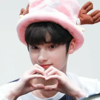 💚 4b778091 K팝, 아이돌, 하트, 한국, 귀여운, 모자 telegram sticker