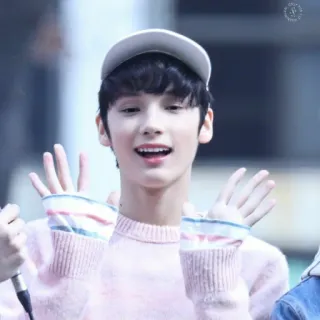 💚 b87f811b 인물 사진, 사람, kpop, 청춘, 미소 telegram sticker