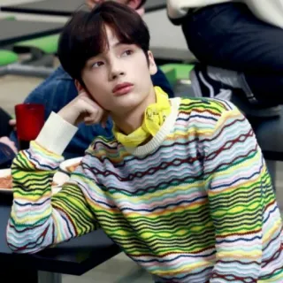 💚 eb5b51ee 사람, 스웨터, 화려한, 실내, 앉아있는 telegram sticker