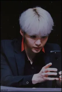 🥂 da38082a HUGO 사람, 남자, 폰 보는, 실내 whatsapp sticker