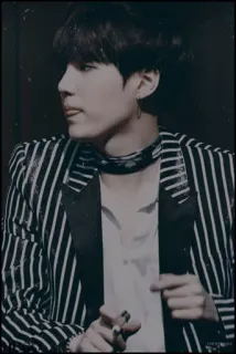 🥂 f91ebd0a 사람, 남성, 가수, 공연자, 줄무늬, 흑백 whatsapp sticker