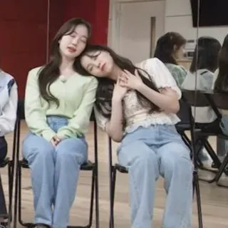 🥰 7b7707c0 persahabatan, perempuan, istirahat, santai, bersandar, kursi whatsapp sticker