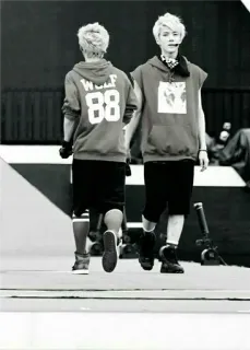 👬 2ae0e8b1 WOLF бойзбенд, k-pop, музыка, толстовка, корейская поп-музыка telegram sticker