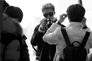 📸 62693883 фотография, камера, люди, зима, на улице, черно-белое telegram sticker