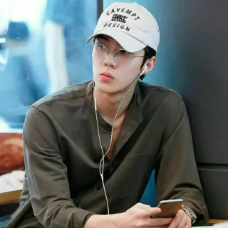 🤓 b4e47afc CAVEMPT Человек, Мужчина, Очки, Кепка, Повседневный telegram sticker