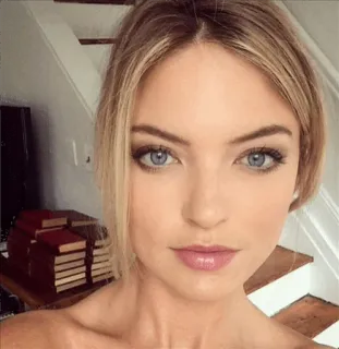 ✨ 6dd0290b 여자, 초상화, 금발, 파란 눈, 아름다움, 계단, 책 telegram sticker