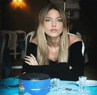 ✨ b6ccaa71 여자, 인물 사진, 테이블, 식당, 금발, 푸른 눈 telegram sticker