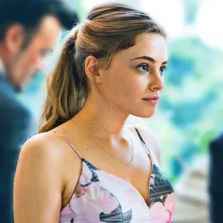 😌 336e4d5d портрет, женщина, блондинка, платье, украшения, ожерелье whatsapp sticker