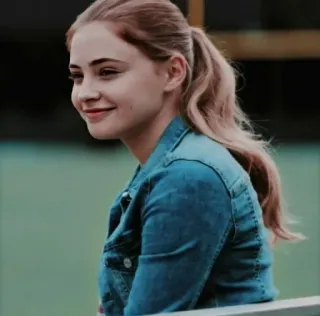 🦄 46b3f0e0 портрет, женщина, девушка, джинсовая куртка, улыбается, хвост whatsapp sticker