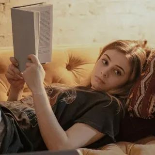 🌾 c49aafc6 женщина, чтение, книга, диван, в помещении, расслабленная whatsapp sticker