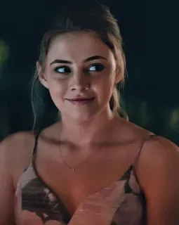 🦄 c55caf62 женщина, портрет, молодая, платье, ожерелье, улыбается whatsapp sticker