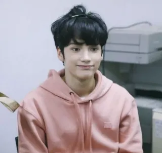 😀 d331b345 orang, pria, potret, senyum, hoodie telegram sticker