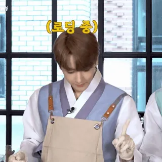 🍇 3ee912c0  (로딩중) người, Hàn Quốc, đang tải, nấu ăn, tạp dề telegram sticker