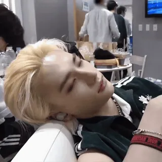 👅 3561829f uomo, dormire, capelli biondi, interno, riposo telegram sticker