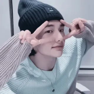 💗 f5d48baf K-pop, Homem, Selfie, Retrato, Asiático, Gorro telegram sticker