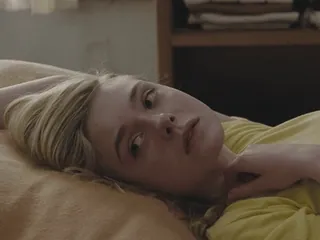 🆗 d7e93c9b femme, blonde, portrait, couchée, fille, cheveux blonds, visage telegram sticker