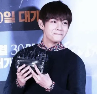 ✨ 467fa4e1 V V, BTS, K-pop, Thần tượng, Ca sĩ, Người nổi tiếng telegram sticker