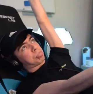 🌟 59b35c12 pessoa, homem, sentado, cadeira, interior telegram sticker