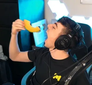 🌟 e4dab08c homem, comendo, fones de ouvido, gamer, melão telegram sticker