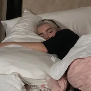 😴 b8756b34 수면, 침대, 베개, 여자, 휴식, 편안한 whatsapp sticker