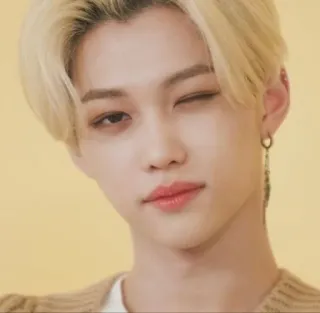 😉 828b67fa Felix Felix, Kpop, Stray Kids, Idol, Sänger, blonde Haare, zwinkern, hübsch telegram sticker
